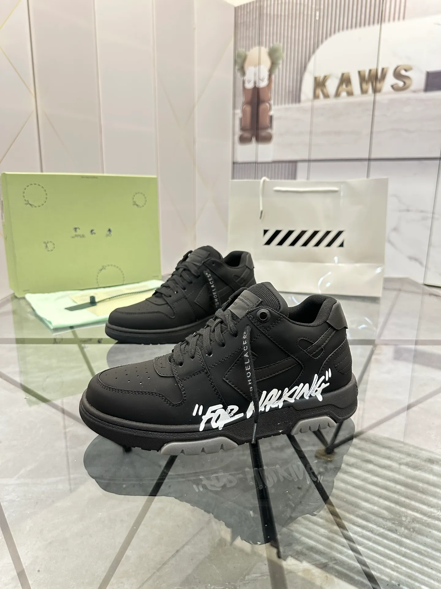 Selling men's shoes 💰: 💰P600¥ High-end top quality (leather buckle plus 10) Product trademark: OFF WHITE * "OFF WHITE*" low-top casual shoes Regular size: 35-45 (can be customized to 46) Couple style Product material: imported first-layer cowhide leather upper, breathable lining, original outsole. No.: H203